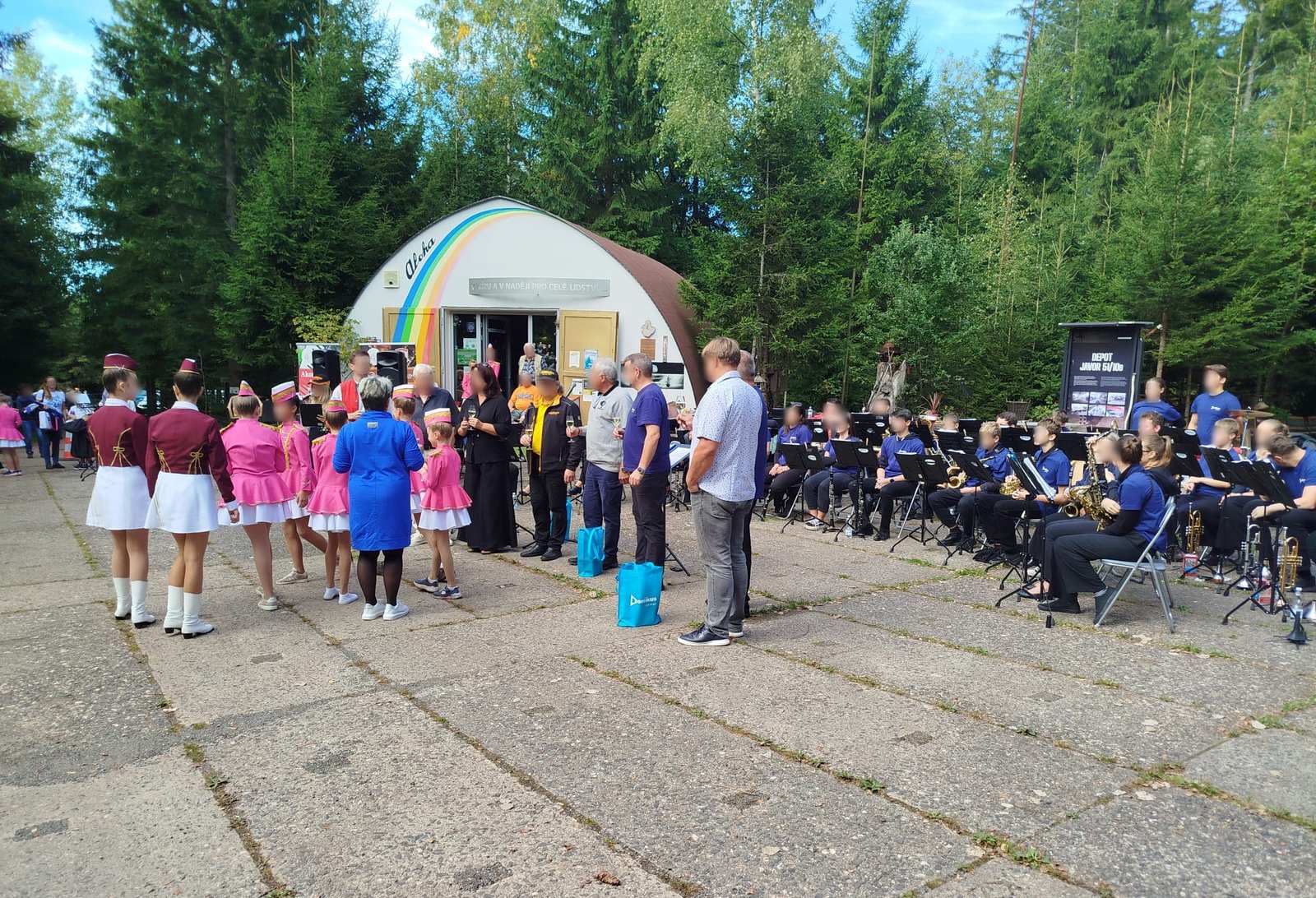 Přípitek před vystoupením, vpravo orchestr Domikus ze ZUŠ Plasy