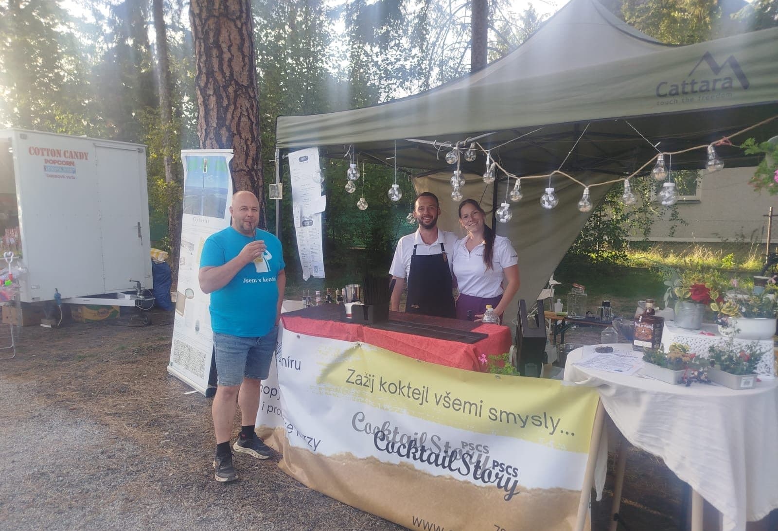 Koktejlový bar pod borovicemi, kousek od stánku s cukrovou vatou
