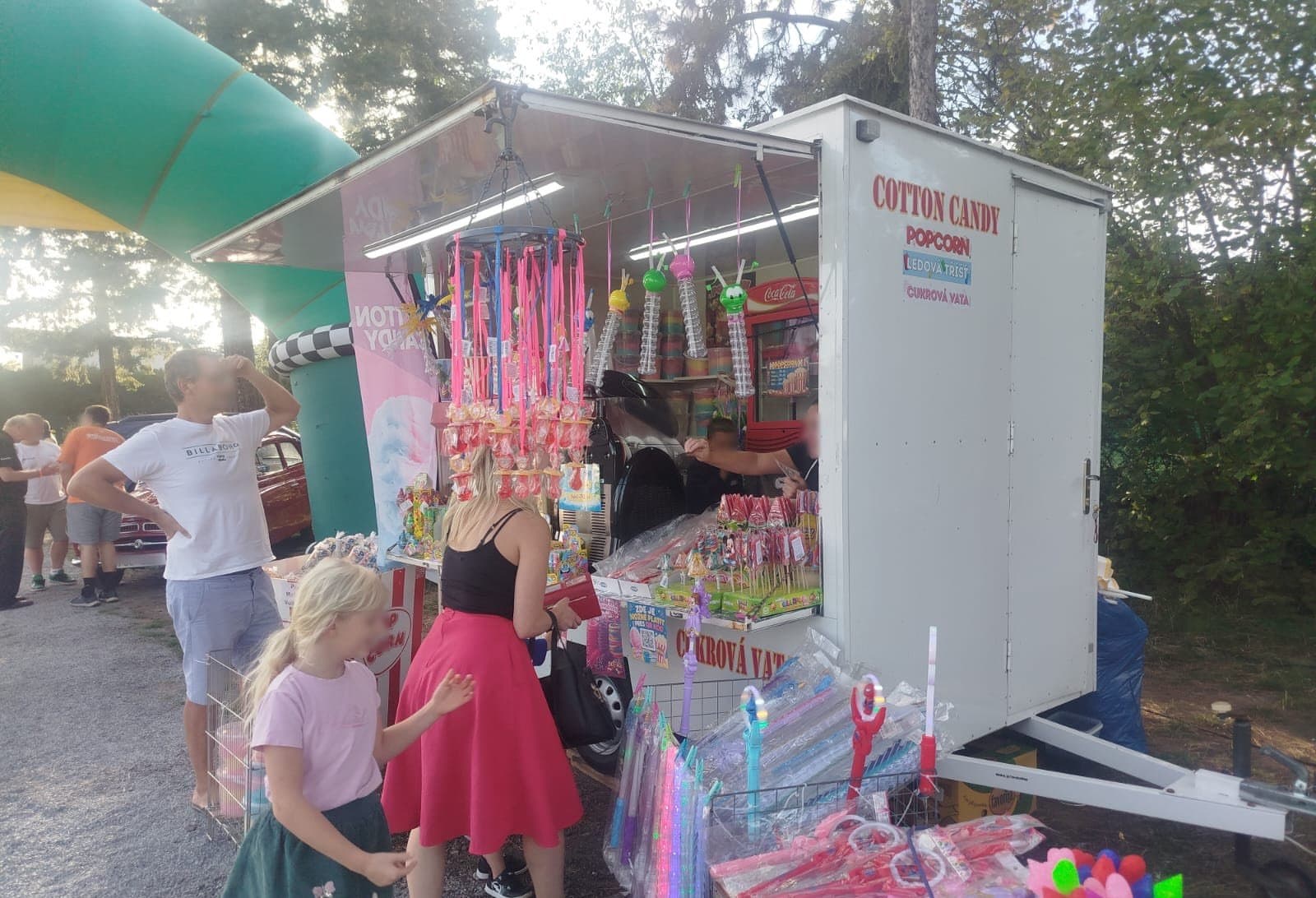 Stánek s cukrovou vatou, popcornem a svítícími hračkami měl frontu celé odpoledne