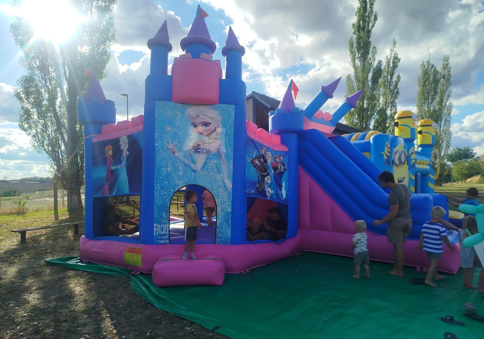 Skákací hrady stály hned vedle hřiště a prázdné nebyly ani na minutu