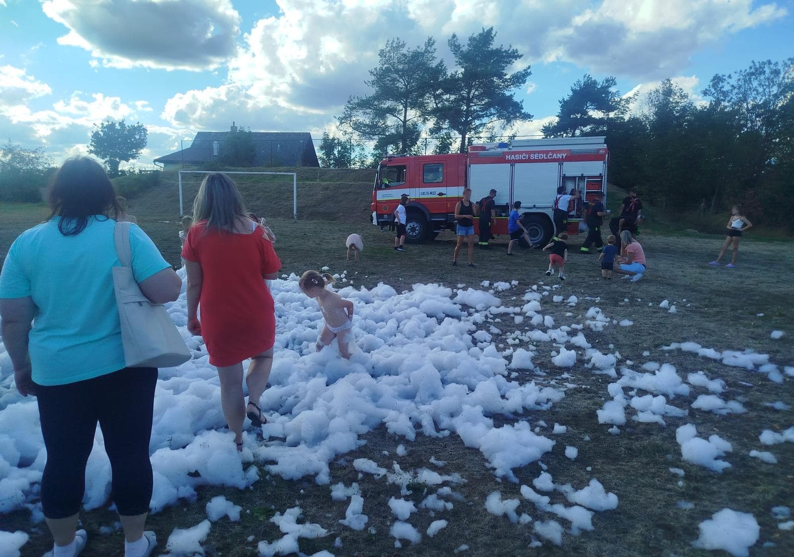 Hasiči ze Sedlčan napustili kus hřiště pěnou — hlavní atrakce odpoledne