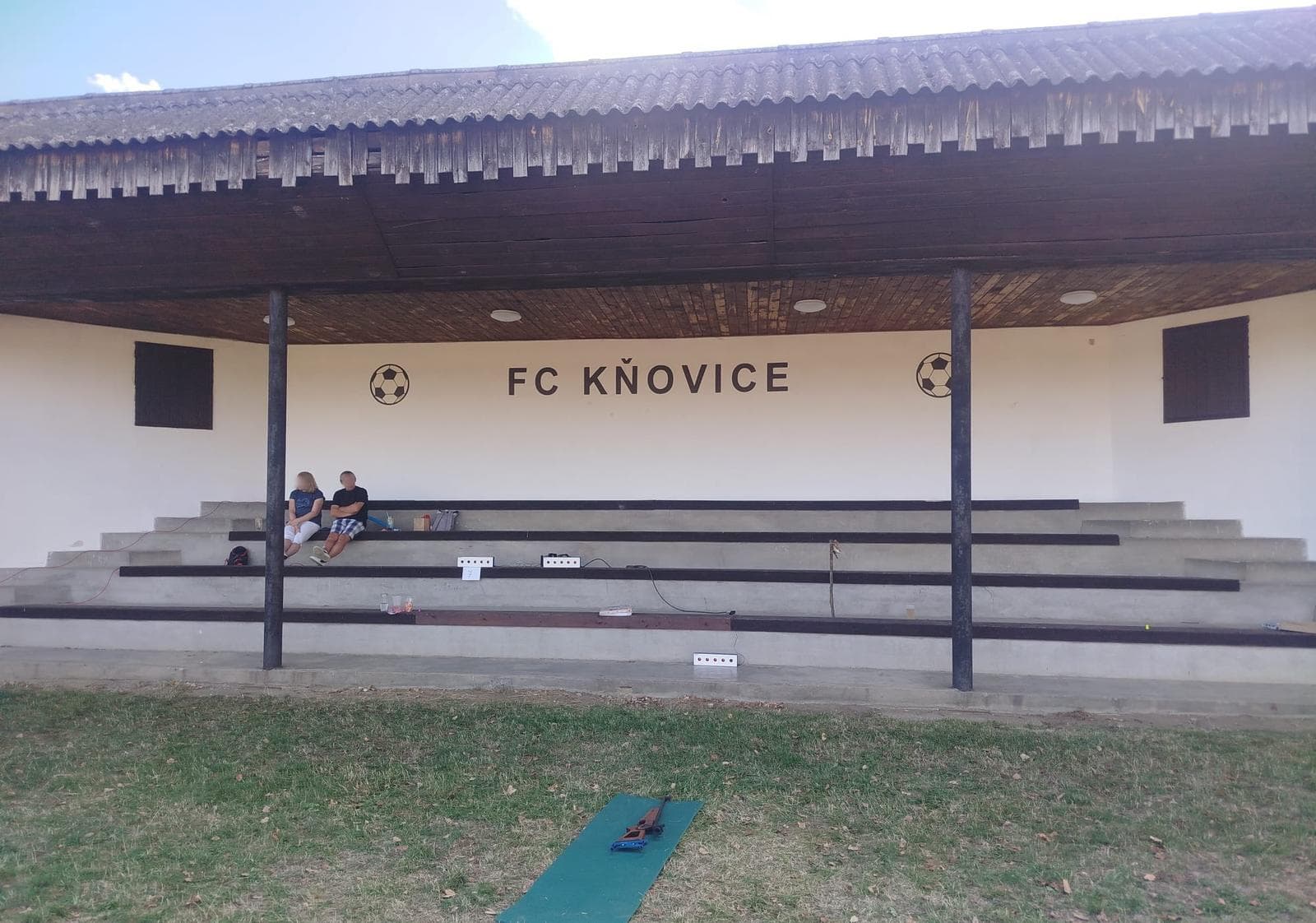 Hřiště FC Kňovice, kde se celé odpoledne odehrálo