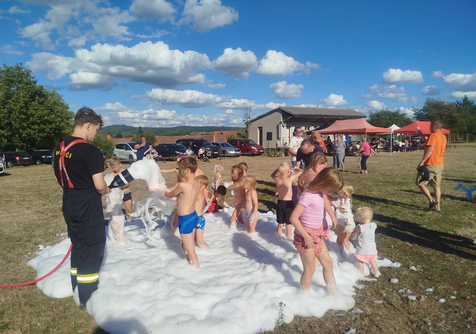 Jakmile z hadice začala téct pěna, byly v ní během chvíle úplně všechny děti