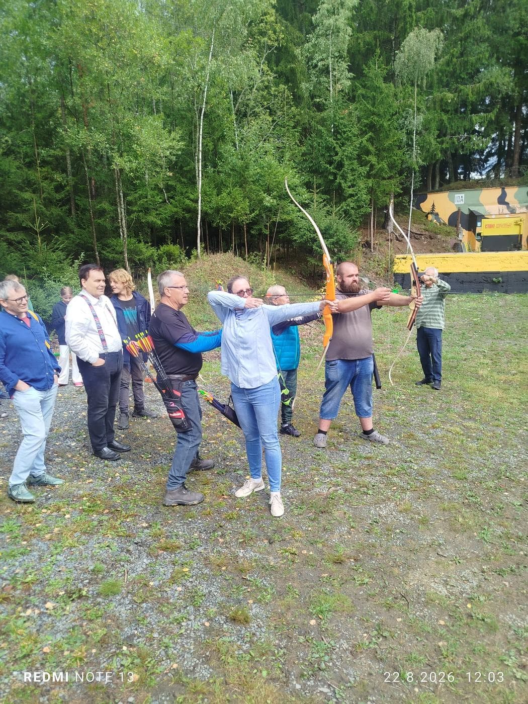 Palebná čára. Instruktor opravuje postoj, ostatní čekají na povel