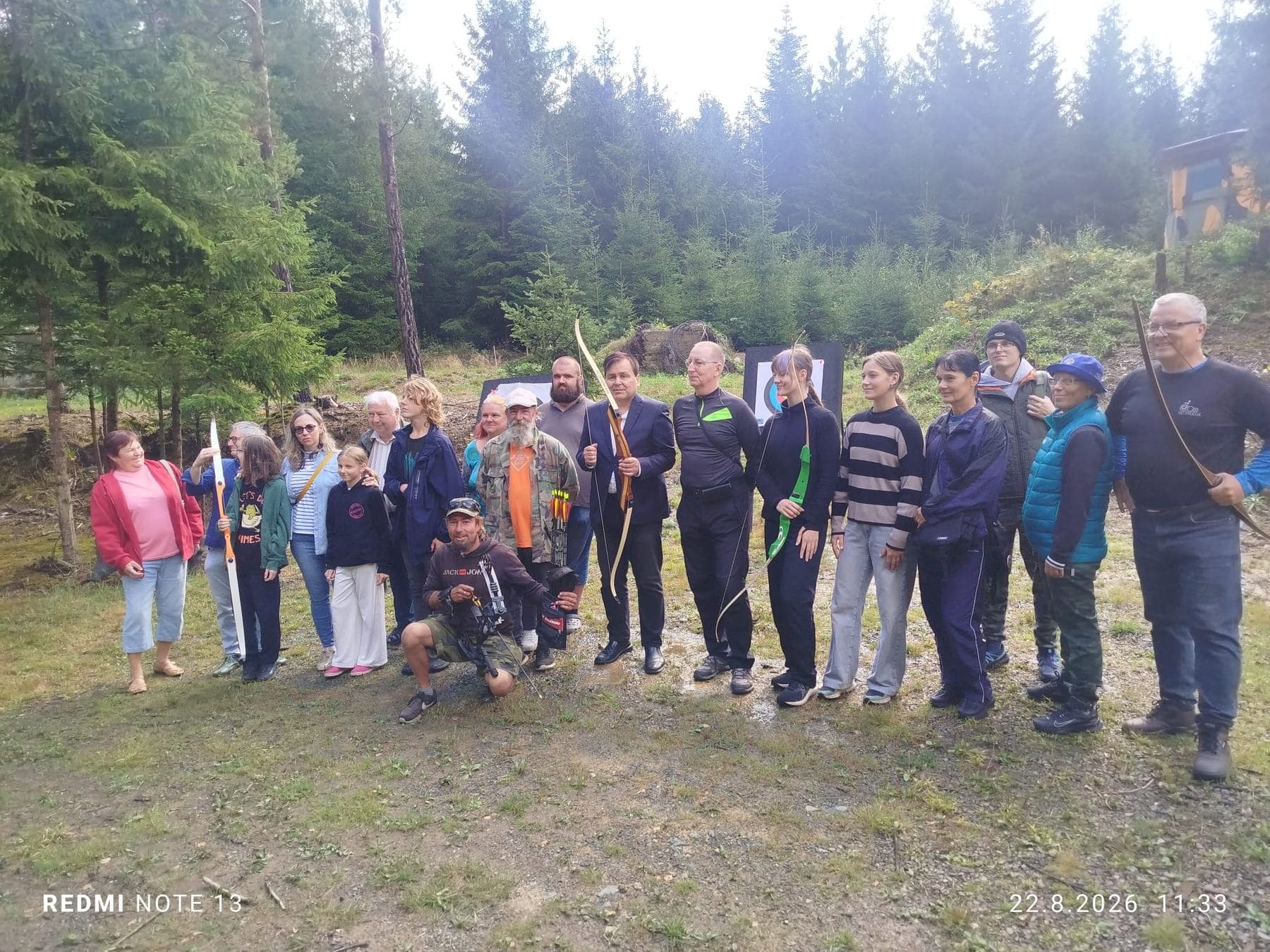 Společná fotka účastníků lukostřeleckého dne u Atom Muzea Javor 51 v Míšově