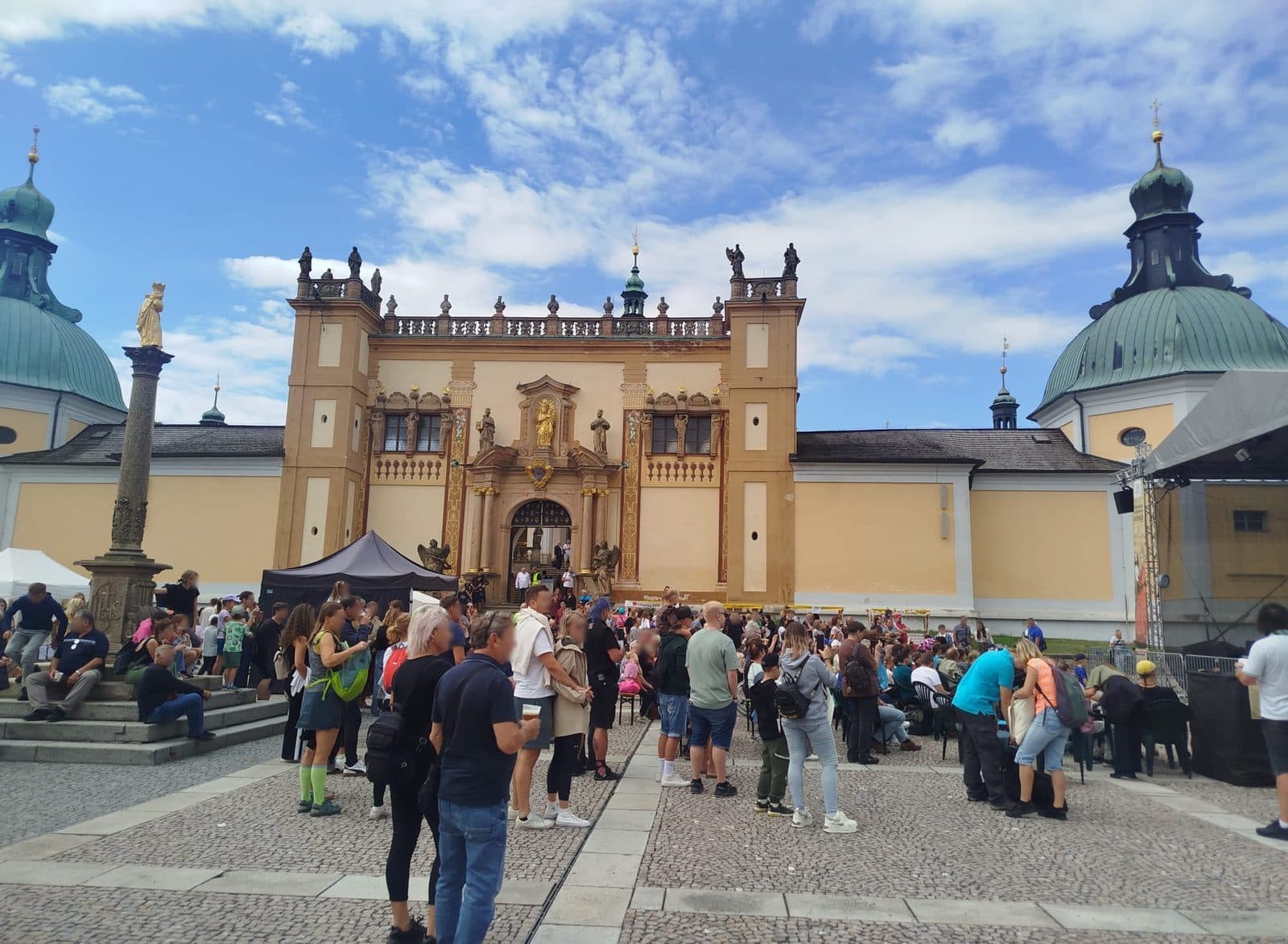 Nádvoří Svaté Hory zaplněné lidmi — hlavní scéna šalmaje