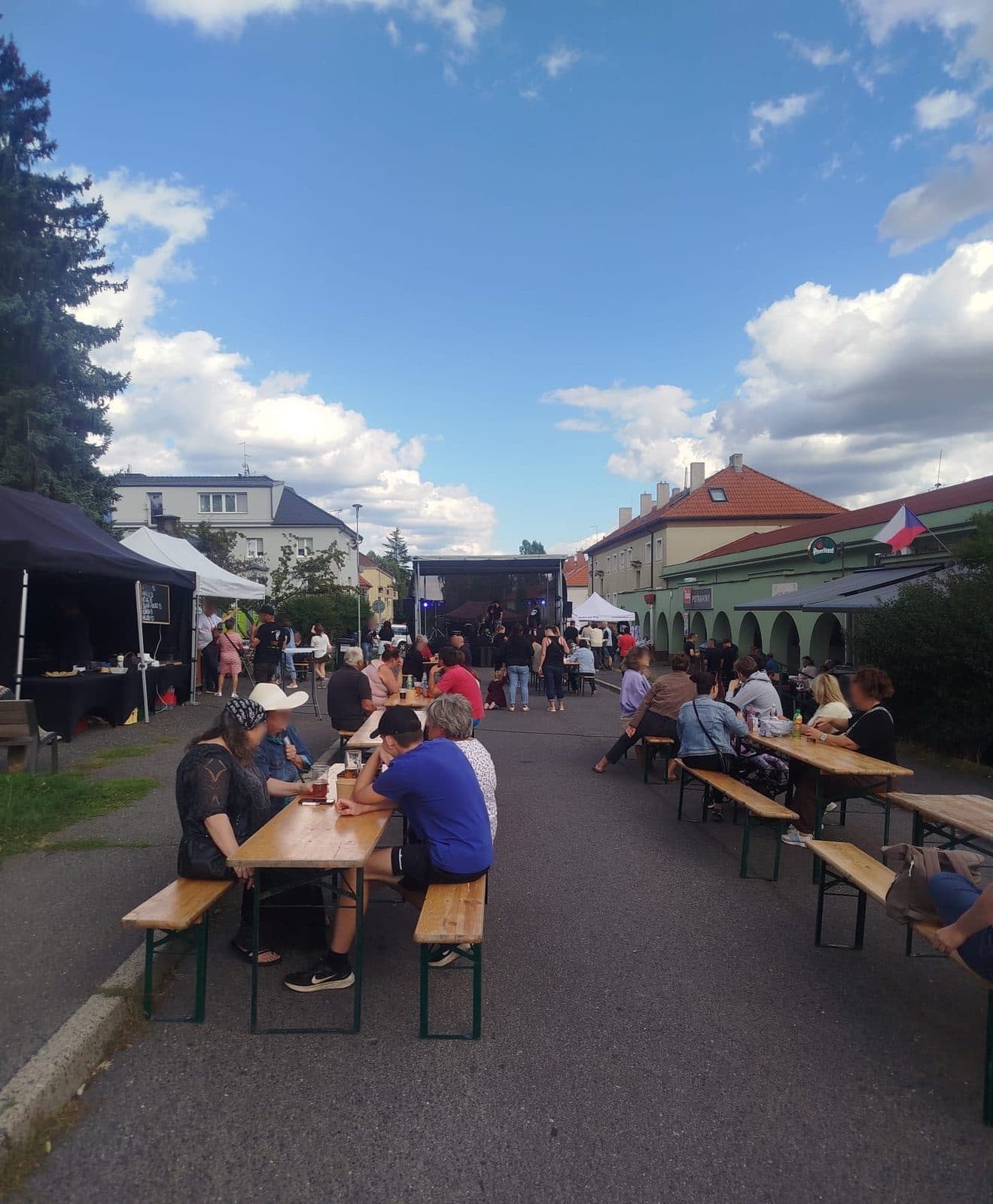 Pivní sety postavené rovnou na ulici — silnice se na jedno odpoledne proměnila v náměstí